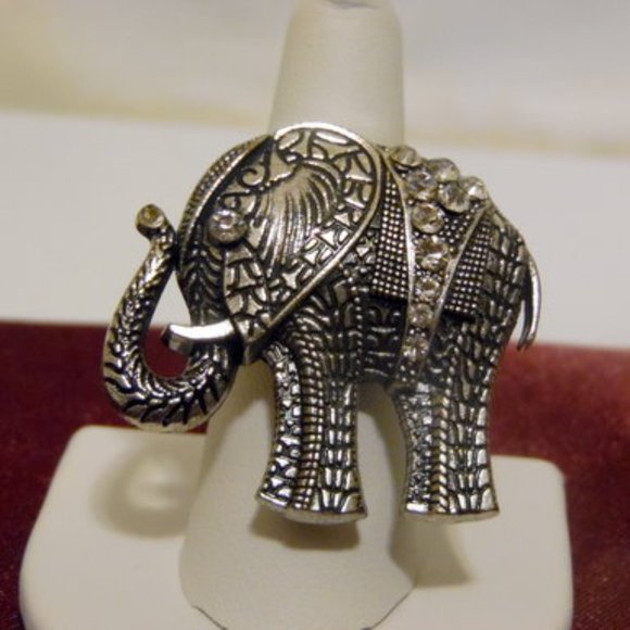 Grey Crystal Elephant Statement Stretch Ring Size 9-12 - Picture 6 of 6